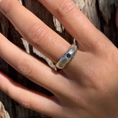 www.silverfinchjewelrydesign.com/hand-carvedflushsetring/